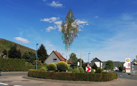 Maibaumaufstellung am Kreisel