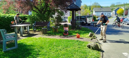 Pflegeeinsatz an Bänken und Rastanlagen