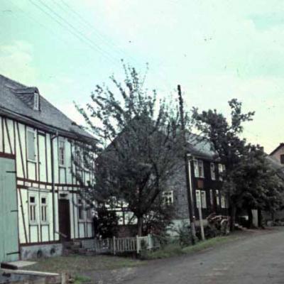 Db Nr 32 1935 Dorfstrasse Schreiber Richard Schneider Hermine Strickmaschins Grebe Hermine Weller Fritz 3 Weller Arthur Franzes Haus 800x519 1